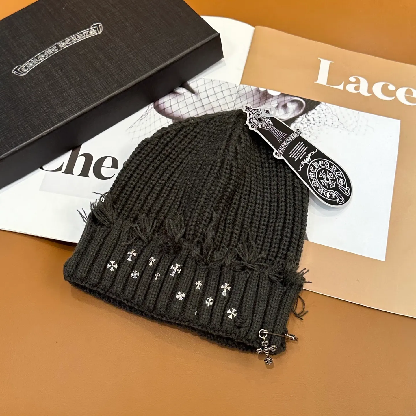 P70 🤍Chrome hearts new autumn and winter cross knitted hat🧶 One of the must-have hats in autumn and winter~ It really looks good on whoever wears it~, it is also a perfect match in black and white and gray in autumn~